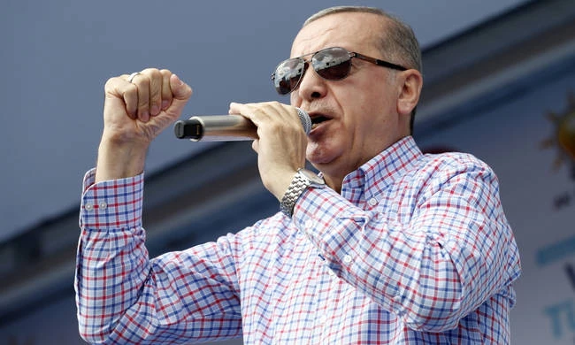 Κάποιος να τον μαζέψει: Αφού πρώτα «αφάνισε» τους Κούρδους, τώρα ο Ερντογάν ζητά την ψήφο τους